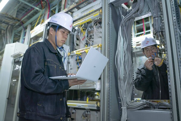 SKT 직원들이 5G 백본에 도입된 400Gbps 급 유선망을 정비하는 모습이다. /SK텔레콤