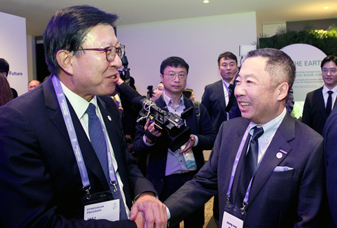 9일(현지시간) 프랑스 파리 가브리엘 파빌리온에서 열린 부산엑스포 심포지엄 만찬에 앞서 진행된 리셉션에서 박정원 두산그룹 회장(오른쪽)이 박형준 부산시장(왼쪽)과 환담하고 있다./ 두산