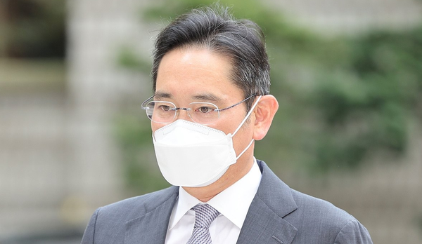 이재용 삼성전자 회장이 13일 삼성물산-제일모직 불법합병 공판에 출석하기 위해 서초 서울중앙지법 서관으로 들어가고 있다./사진=연합뉴스