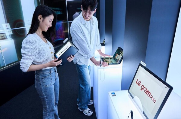  LG전자가 내달 26일까지 서울 동대문구 경동시장 소재 이색경험공간 ‘금성전파사 새로고침센터’에서 한국 브랜드 최초 폴더블 노트북인 ‘LG 그램 폴드’ 체험 공간을 운영한다.  모델들이 LG 그램 폴드를 체험하고 있다./LG전자