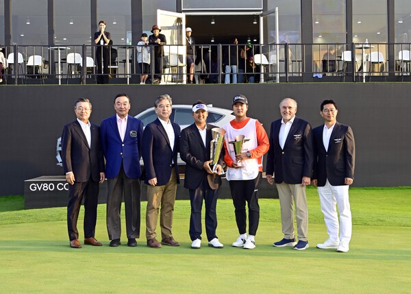 15일 인천 송도 ‘잭 니클라우스 골프클럽 코리아’에서 개최된 한국프로골프협회(KPGA) ‘2023 제네시스 챔피언십’에서 (왼쪽부터) 잭 니클라우스 골프클럽 코리아 김정수 대표이사, 한국프로골프협회 구자철 회장, 제네시스 장재훈 사장, ‘2023 제네시스 챔피언십’ 우승자 박상현 선수, 이동연 캐디, 더 르네상스 클럽 제리 사바디 대표, 제네시스사업본부장 송민규 부사장이 기념 촬영을 하고 있다./사진=현대차그룹