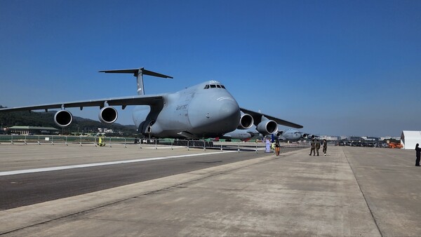 미국 공군이 운용하는 수송기 중 가장 큰 크기를 자랑하는 장거리 전략 수송기 C-5M 갤럭시가 16일 ADEX2023 외부전시장에 주기돼있다./사진=문기수 기자