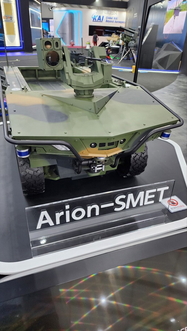 한화에어로스페이스에서 개발중인 무인전투차량 아리온스멧(Arion-SMET)의 모형 모델./사진=문기수 기자