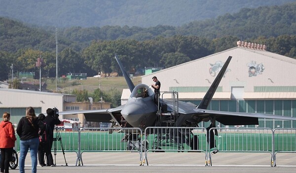 6일 오후 경기도 성남 서울공항에서 열린 국내 최대 항공우주·방위산업 전시회 '서울 ADEX 2023' 프레스데이에서 미군 F-22가 전시돼 있다. /연합