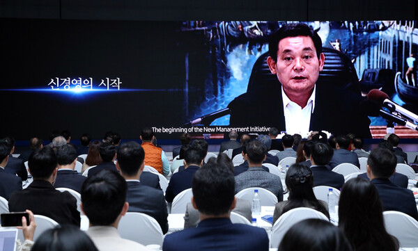 18일 오전 서울 서초구 삼성전자 서초사옥에서 열린 이건희 회장 3주기 추모 삼성 신경영 30주년 기념 국제학술대회에서 고 이건희 회장의 신경영 발언 영상이 상영되고 있다. 2023.10.18/연합