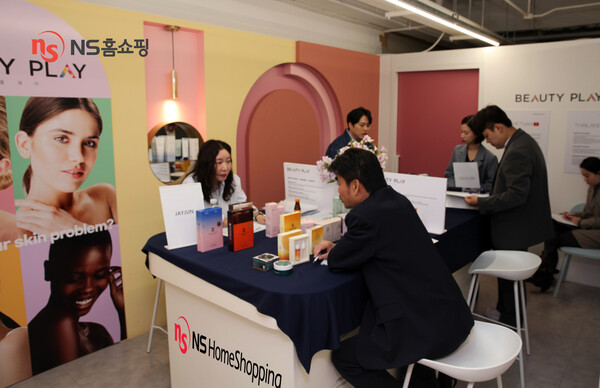 해외 바이어 초청 화장품 수출상담회 참여한 NS홈쇼핑부스가 해외 바이어들과 상담을 하고 있다. /NS홈쇼핑
