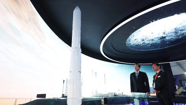 김동관 한화 부회장이 18일 경기 성남시 서울 공항에서 열린 서울 국제 항공 우주 및 방위산업 전시회(Seoul ADEX 2023)를 참관해 한화그룹의 스페이스 허브존에 전시된 누리호 모형을 바라보고 있다./사진=한화