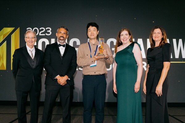 현대엔지니어링은 싱가포르에서 개최된 벤틀리시스템즈 주관 '2023 고잉디지털 인프라 어워드'(GDAI)에서 구조공학 부문 우승을 차지했다고 18일 밝혔다. 사진은 현대엔지니어링 관계자(가운데)가 우승 트로피를 들고 벤틀리시스템즈 관계자들과 기념사진을 찍고 있는 모습. /현대엔지니어링