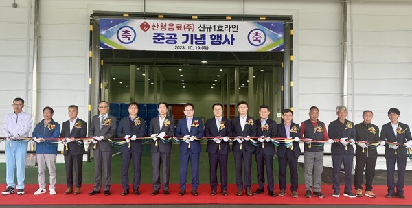  19일 경상남도 산청군 산청음료 공장에서 열린 재오픈식에서 (왼쪽부터) 방강수 산청음료 공장장, 허영찬 동신마을 이장, 박명규 산청군농협 지점장, 신태군 동인건설 부사장, 이덕용 롯데칠성음료 SCM본부장, 장학영 롯데칠성음료 생산본부장, 박윤기 롯데칠성음료 대표이사, 정찬우 산청음료 대표이사, 나한채 롯데칠성음료 음료영업본부장, 김진용 KHS 대표이사, 김재명 산청군 시천면장, 최종근 서신마을 이장, 이호태 시천면 이장협의회 회장, 하정수 국동마을 이장, 최백림 산청군농협 덕산지점 차장이 기념사진을 찍고 있다. / 사진=롯데칠성음료