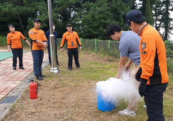 부영그룹은 최근 제주부영청소년수련원이 화재발생 대응 능력을 강화하기 위해 서귀포소방서 중문 119센터와 민관 합동 소방훈련을 실시했다고 19일 밝혔다. 사진은 관계자들이 소방훈련을 진행하고 있는 모습. /부영그룹