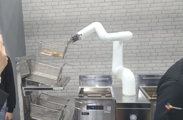 18일 서울 양재동 aT센터에서 개최된 CJ프레시웨이 ‘푸드 솔루션 페어’의 스마트 레스토랑에서 뉴로메카가 개발한 조리로봇이 치킨을 직접 조리하고 있다. / 사진=이현민 기자
