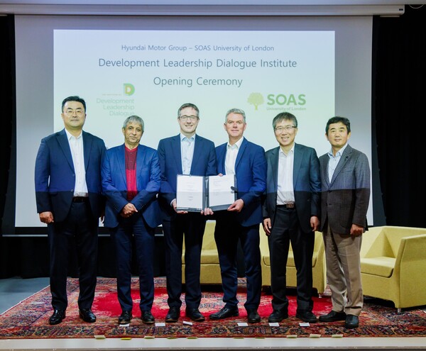 18일(현지시간) 김흥수 현대차 부사장, 아담 하빕 런던대 SOAS 총장, 애슐리 앤드류 현대차 영국법인장, 폴 필팟 기아 영국법인장, 장하준 런던대 SOAS 교수, 김견 현대차그룹 경영연구원장 부사장이 개소식에서 기념사진을 촬영하고 있다. /현대자동차 그룹