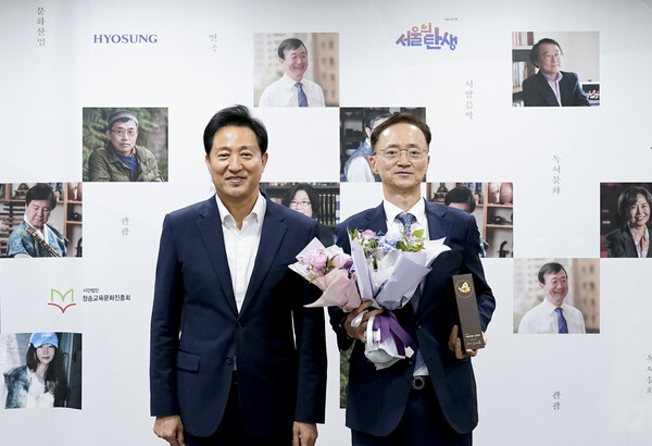 효성화학은 20일 서울시 중구 서울시청에서 열린 제72회 서울특별시 문화상 시상식에서 문화예술후원 분야 ‘서울특별시 문화상’을 수상했다. 오세훈 서울시장(왼쪽)과 이정원 효성그룹 커뮤니케이션실장이 수상 후 기념사진을 촬영하고 있다./사진=효성화학