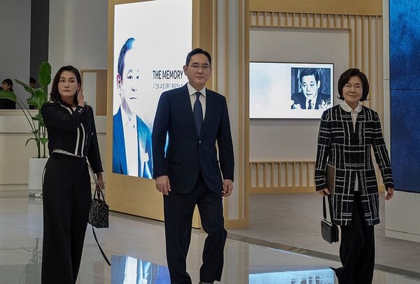 이재용 삼성전자 회장과 홍라희 전 삼성미술관 리움 관장, 이서현 삼성복지재단 이사장이 19일 경기도 용인 삼성전자 인재개발원 콘서트홀에서 열린 '이건희 선대회장 3주기 추모 음악회'에 참석하고 있다./삼성전자