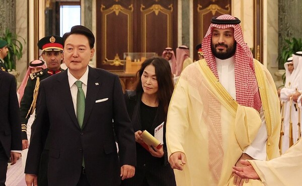 사우디아라비아를 국빈 방문 중인 윤석열 대통령과 무함마드 빈 살만 빈 압둘아지즈 알 사우드 왕세자 겸 총리가 22일(현지시간) 리야드 야마마궁에서 열린 한·사우디 확대회담을 마친 뒤 오찬장으로 향하고 있다./연합뉴스