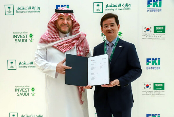 호반그룹은 22일 사우디아라비아 리야드 페어몬트 호텔에서 사우디 모하메드 알-오자이미 그룹과 상호협력을 위한 업무협약(MOU)을 체결했다. 사진은 김선규 호반그룹 회장(우측), 살렘 모하메드 알 오자이미 알-오자이미 그룹 대표가 기념촬영을 하는 모습. /호반그룹