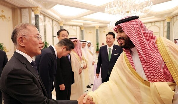 정의선 현대차그룹 회장이 22일(현지시간) 사우디아라비아 리야드의 야마마궁에서 윤석열 대통령과의 한·사우디 확대회담을 마치고 오찬장으로 향하는 무함마드 빈 살만 빈 압둘아지즈 알 사우드 왕세자 겸 총리와 악수하고 있다./사진=연합뉴스