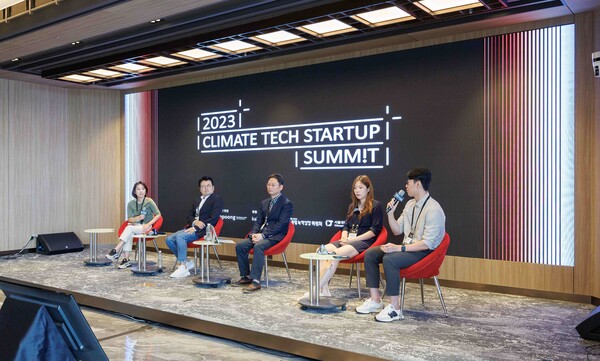 (왼쪽두번째 부터) 김영진 SK텔레콤 팀장, 차재원 네이버랩스 리더, 윤정원 AWS 스타트업 사업개발 이사, 박훈영 카카오 환경경영TF 리더가 19일 제주도에서 열린 2023 클라이밋 테크 스타트업 서밋에서 세션을 진행하고 있다./사진=카카오임팩트 
