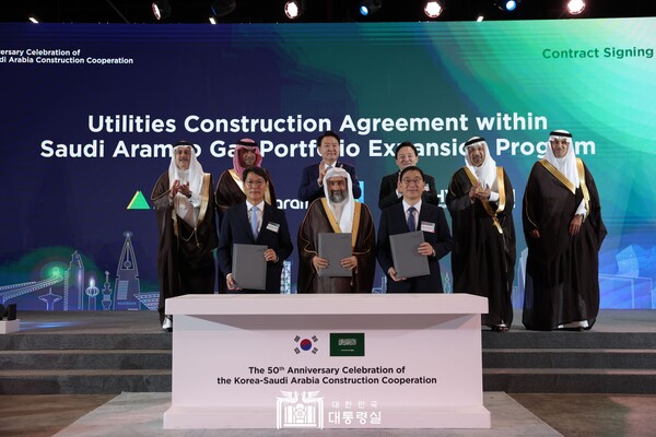 현대엔지니어링은 현대건설과 함께 23일(현지시간) 사우디아라비아 국영석유회사 아람코로부터 23억달러(약 3조1000억원) 규모 가스플랜트 증설 프로젝트를 수주했다. 사진은 (앞줄 좌측부터) 홍현성 현대엔지니어링 대표, 와일 알 자파리 아람코 부사장, 윤영준 현대건설 대표, (뒷줄 좌측부터) 아민 알 나세르 아람코 CEO(최고경영자), 마지드 알 호가일 사우디 주택부장관, 윤석열 대통령, 원희룡 국토교통부 장관, 칼리스 알 팔리 사우디 투자부장관, 살레 알 자세르 사우디 교통부장관이 기념촬영을 하는 모습. /대한민국 대통령실