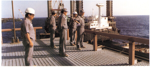 정주영 선대회장(맨 오른쪽)이 사우디아라비아 주베일 산업항 건설 현장을 둘러보며 현황을 점검하고 있다./사진=현대자동차그룹