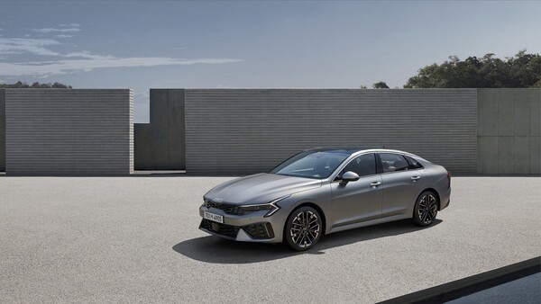 기아가 '더 뉴 K5'의 사전계약을 25일부터 진행하는 가운데 더 뉴 K5 문스케이프 매트 그레이 색상 모델. /기아