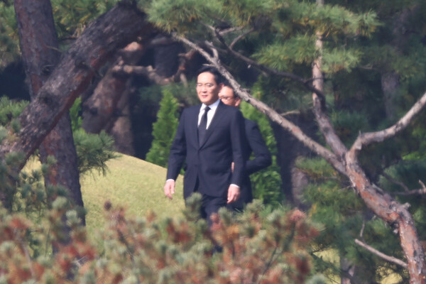 이재용 삼성전자 회장이 25일 오전 경기도 수원 선영에서 치러진 고 이건희 삼성그룹 회장의 3주기 추도식에 참석하고 있다./사진=연합뉴스