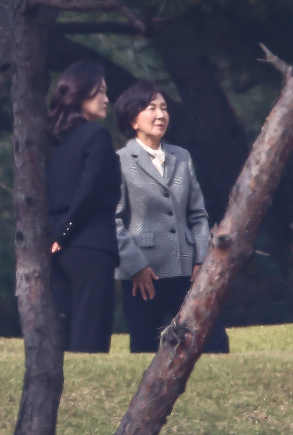 홍라희 전 삼성미술관 리움 관장(오른쪽)과 이서현 삼성복지재단 이사장이 25일 오전 경기도 수원 선영에서 치러진 고 이건희 삼성그룹 회장의 3주기 추도식에 참석하고 있다./사진=연합뉴스