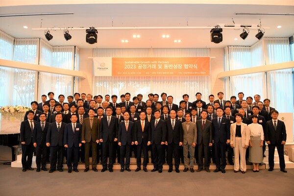 26일 경남 창원 소재 그랜드 머큐어 엠베서더 창원에서 열린 ′통합 상생협력협의회′ 출범 총회에서 손재일 대표이사(앞줄 왼쪽 8번째) 등 한화에어로스페이스 임직원과 상생협력협의회장인 조정현 SG솔루션 대표(앞줄 왼쪽 9번째) 등 협력사 대표들이 기념촬영을 하고 있다./사진=한화에어로스페이스