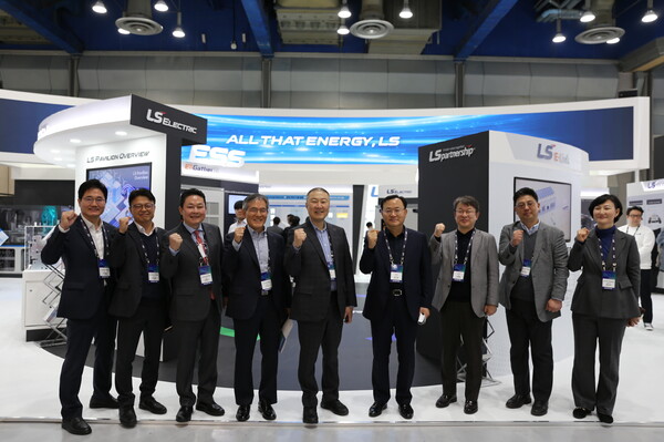 (왼쪽 네 번째부터) LS MnM 도석구 부회장, LS그룹 구자은 회장, LS 명노현 부회장, 안원형 사장이 3월 ‘인터배터리 2023’ 전시회에서 기념사진을 찍고 있다. / 사진=LS