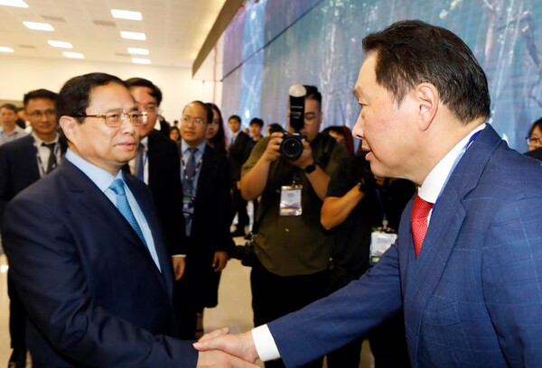 최태원 SK 회장과 팜 민 찐(Pham Minh Chinh) 베트남 총리가 28일 국가혁신센터에서 만나 악수를 하고 있다./SK