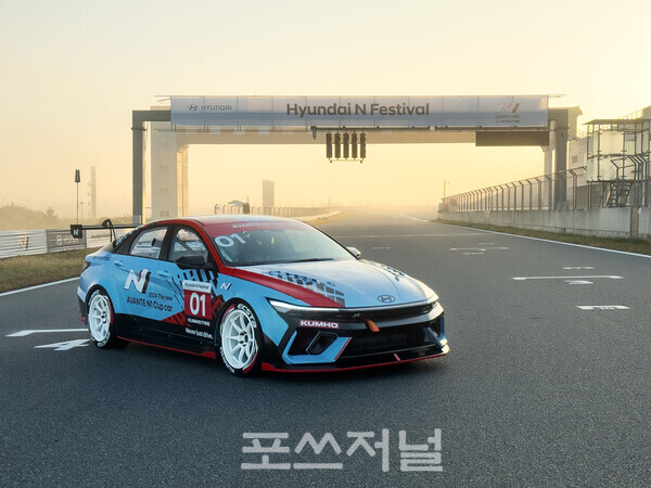 현대자동차가 국내 최대규모 원메이크 레이스 ‘현대 N 페스티벌’ 2024 시즌부터 새롭게 투입될 ‘아반떼 N1 컵 카’를 공개했다. 코리아 인터내셔널 서킷에서 공개된 2024 아반떼 N1 컵 카./사진=현대자동차