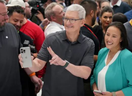 팀 쿡 애플 최고경영자(CEO)가 2023년 9월 12일 캘리포니아주 쿠퍼티노 애플 본사에서 열린 원더러스트 프로젝트 출시 행사에서 새로운 아이폰15 프로를 들고 있다./로이터연합