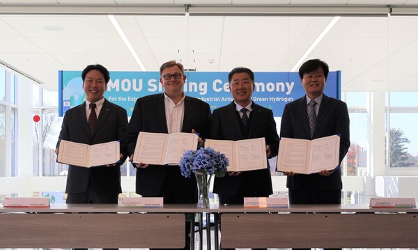 3일 미국 뉴욕주 플러그파워 비스타(Vista) 공장에서 열린 ‘그린수소 확대 보급 및 산업 활성화를 위한 업무협약(MOU)’ 체결식에서 (왼쪽부터) 김예섭 SK E&S 수소글로벌그룹 팀장, 키스 슈미드 플러그파워 부사장, 장병훈 한국수자원공사 수자원환경부문장, 이황균 SK 플러그 하이버스 대표이사가 기념촬영을 하고 있다/SK