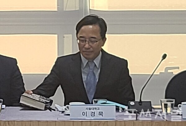 7일 국회에서 열린 SK의 B.B.C. 첨단산업 글로벌 경쟁력과 책임 경영의 시사점' 토론회에 참석한 이경묵 서울대 교수./이현민 기자