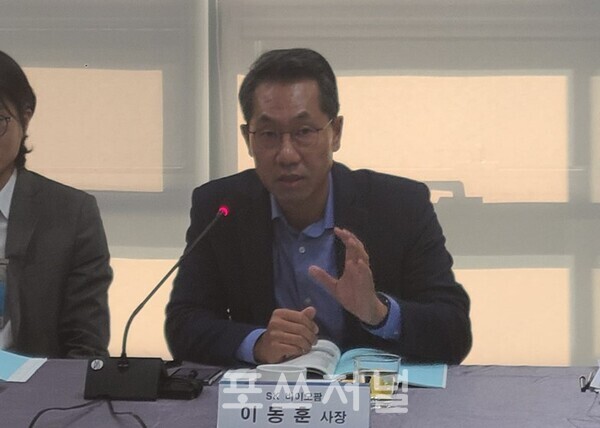 이동훈 SK 바이오팜 사장(왼쪽에서 3번째)이 7일 국회에서 열린 SK의 B.B.C. 첨단산업 글로벌 경쟁력과 책임 경영의 시사점' 토론회에서 주제발표를 하고 있다. / 사진=이현민 기자