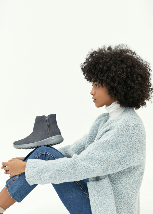 GS샵이 11일 TV홈쇼핑을 통해 판매하는 스케쳐스 겨울 신상품 '소가죽 집업 부츠'다. /GS샵