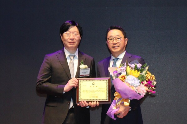 삼성자산운용이 한국거래소에서 주최하는 ‘2023 글로벌ETP컨퍼런스 서울’에서 국내 상장지수펀드(ETF) 시장 100조원 달성에 대한 공로를 인정받아 금융위원장상인 공로상을 수상했다. 2023년 11월 10일 한국거래소에서 열린 '2023 글로벌ETP컨퍼런스 서울'에서 금융위원회 김소영 부원장(왼쪽)과 삼성자산운용 서봉균 대표이 기념사진을 찍고 있는 모습. /삼성자산운용