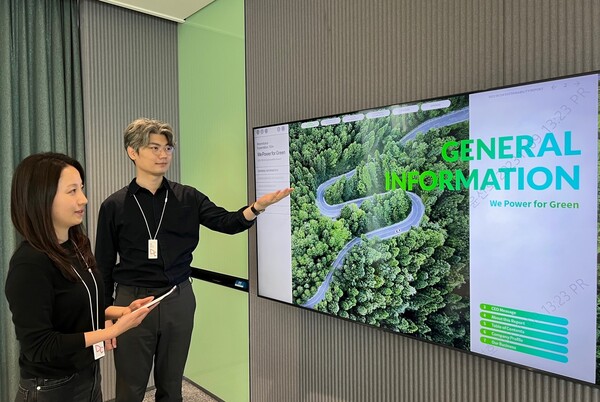  SK온 구성원들이 서울 종로구 종로타워빌딩에서 자사가 발간한 ‘2022 SK온 지속가능보고서’를 살펴보고 있다. /SK온