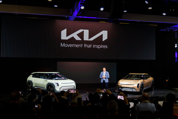 기아 미국 판매법인 판매사업 부사장 에릭 왓슨이 2023년 11월 16일(현지시간) 미국 LA컨벤션 센터에서 열린 '2023 LA오토쇼'에서 콘셉트카 EV3, EV4를 발표하고 있다. / 사진=현대차·기아