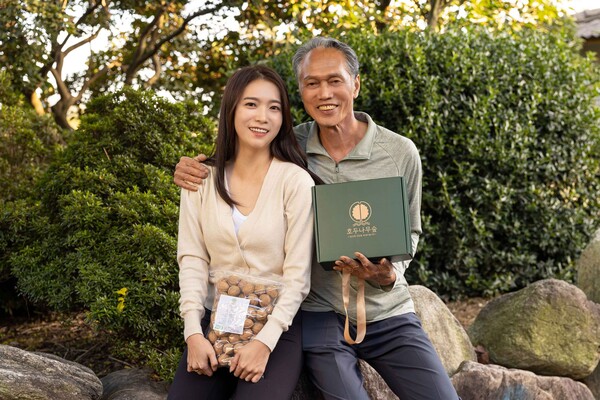 이인지 호두나무숲 대표와 아버지 이희수 씨가 호두나무숲 상품을 들고 있다. /쿠팡