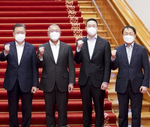 2021년 12월7일 청와대에서 열린 '청년희망 온(ON) 참여기업 대표 초청 오찬 간담회'에서 정의선 현대자동차그룹 회장(왼쪽 두번째)과 구현모 KT 대표(오른쪽)이 문재인 대통령, 구광모 LG그룹 회장과 기념사진을 찍고 있다./연합