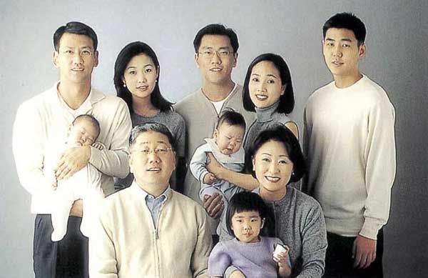 정도원 삼표그룹 회장(앞줄 왼쪽) 가족의 모습. (뒷줄 왼쪽부터)둘째 사위 박성빈, 차녀 정지윤, 맏사위 정의선, 장녀 정지선, 장남 정대현, (앞줄 왼쪽부터)정도원 회장, 부인 이미숙씨./출처='선각자 정인욱'(2000년 출간)