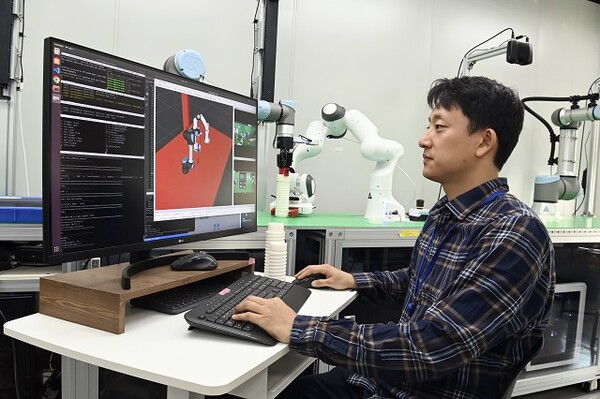 한국전자통신연구원이 기술시연을 위한 소프트웨어를 작동시키고 있다./사진=한국전자통신연구원