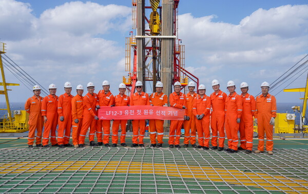 김준 SK이노베이션 부회장(왼쪽에서 여덟 번째)이 2023년 11월 21일 남중국해 북동부 해상에 위치한 17/03 광구 내 원유 생산 플랫폼에서 첫 원유 선적을 기념하며 구성원들과 단체사진을 촬영하고 있다./사진=SK이노베이션