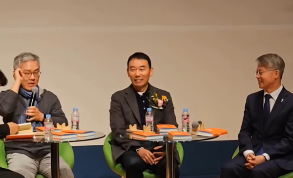 최강욱 전 더불어민주당 의원이 19일 민형배 민주당 의원이  같은당 김용민 의원과 함께 광주 과학기술원에서 연 북콘서트에 참석해 발언하고 있다./유튜브 갈무리