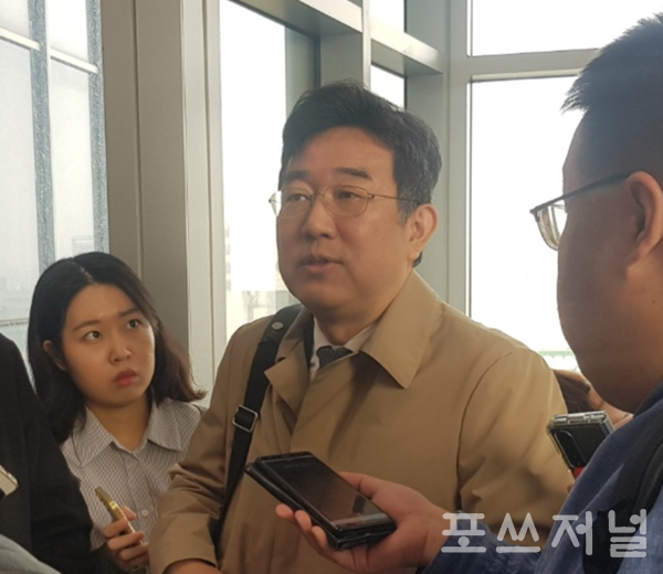 최태원 SK그룹 회장의 동거인 김희영 티앤씨재단 이사장을 상대로 혼인파탄의 책임을 물어 30억원대 위자료 청구 소송을 제기한 노소영 아트센트 나비 관장 측 대리인인 이상원 법무법인 평안 변호사가 23일 서울 서초구 양재동 서울가정법원에서 열린 첫 변론준비기일에 참석한 뒤 취재진의 질문에 답하고 있다./사진=서영길 기자