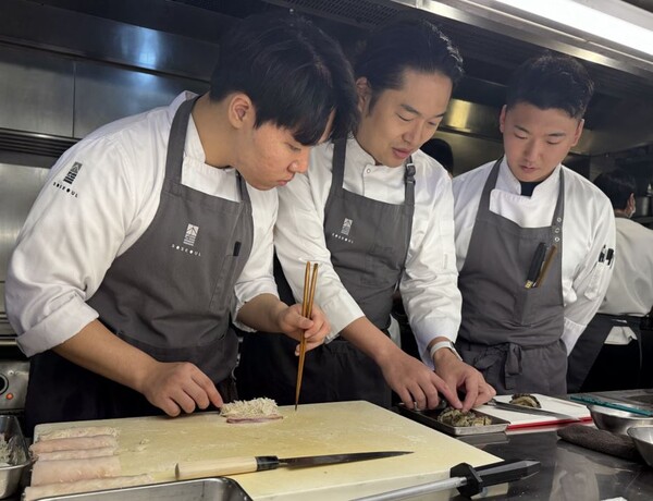 'K스타쥬' 프로그램에 선발된 두 청년 셰프가 소설한남 엄태철 셰프(가운데) 멘토링을 받고 있다. / 사진=CJ제일제당