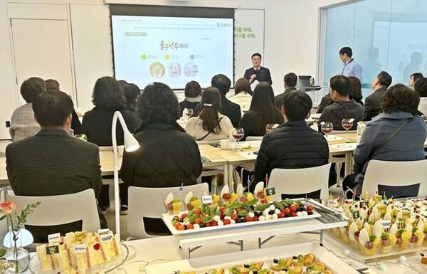 이동훈 풀무원푸드앤컬처 대표가 2023년 11월 22일 경기도 용인 양지 자회사형 장애인 표준사업장 ‘풀무원투게더’ 가족초청 행사에서 장애인 임직원 가족들과 간담회를 가지고 있다. / 사진=풀무원