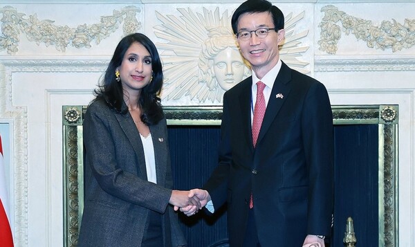 방문규 산업통상자원부 장관이 22일(현지시간) 영국 런던 맨션하우스에서 클레어 쿠티노 영국 에너지안보탄소중립부 장관과 청정에너지 파트너십, 해상풍력·원전협력 MOU 체결식을 가진 후 기념 촬영하고 있다. /연합뉴스