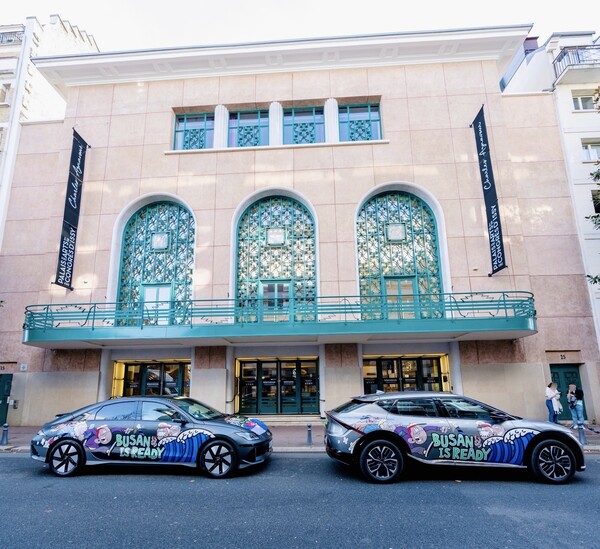 현대차그룹 부산엑스포 아트카가 173차 BIE 총회가 열리는 프랑스 파리 ‘팔레 데 콩그레 디시’ 주변을 순회하며 부산을 알리고 있다. 사진 오른쪽은 기아 EV6 아트카, 왼쪽은 현대차 아이오닉 6 아트카./현대차그룹